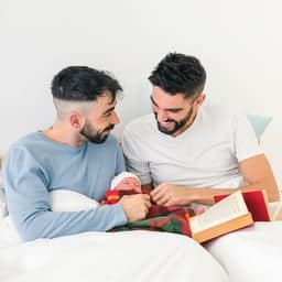 Familia leyendo juntos en la cama